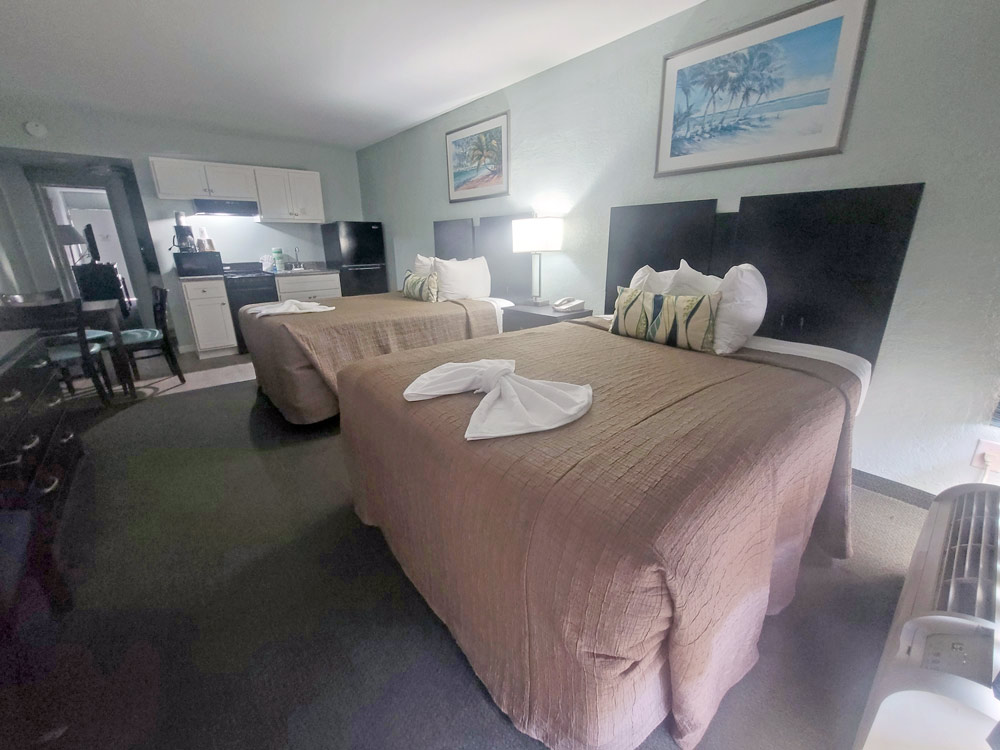 accommodation Non Smoking Side View Two Room Efficiency with 1 King & 2 Queens